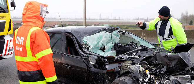 Calais, le 12 mars 2019. Un miracule dans un accident avec un camion sur l'A16 a hauteur de la sortie Jardiland dans le sens Dunkerque.