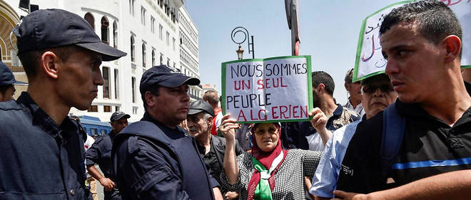 Une manifestante algerienne a Alger, le 21 juin 2019. 