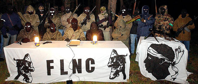 Conference de presse de membres du FLNC cagoules et armes dans la nuit du 18 au 19 mai 2003.