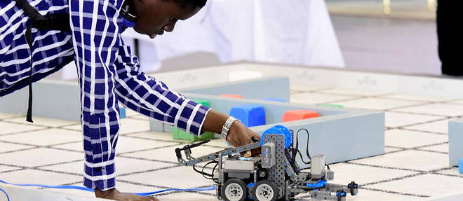 Un participant a une competition nationale de robotique a Dakar, en mai 2017. 