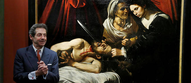 Eric Turquin devant << Judith decapitant Holopherne >>, attribue au Caravage. 