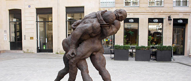 << Lutteurs corps a corps >>, serie Nouba, sculpture d'Ousmane Sow place de Valois, 1er arrondissement de Paris
