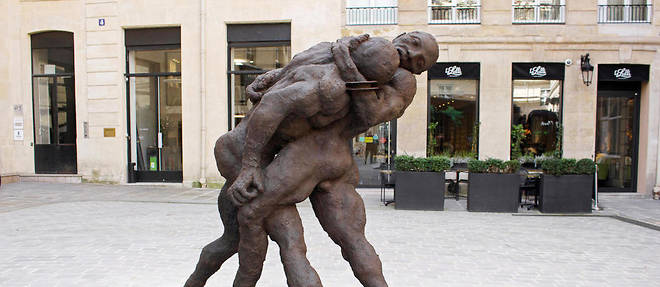 << Lutteurs corps a corps >>, serie Nouba, sculpture d'Ousmane Sow place de Valois, 1er arrondissement de Paris