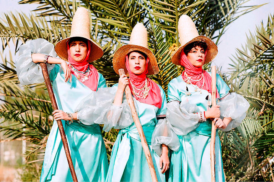 
        Pop-tradition. Les soeurs A-Wa portent des tenues yemenites traditionnelles, mais colorees au lieu du noir habituel. 