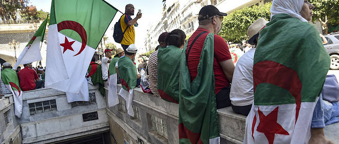 Le chef d'etat-major de l'armee, Ahmed Gaid Salah, a annonce mercredi 19 juin que les forces de l'ordre allaient s'assurer qu'aucun autre drapeau que << l'embleme national >> ne serait brandi dans les defiles en Algerie.