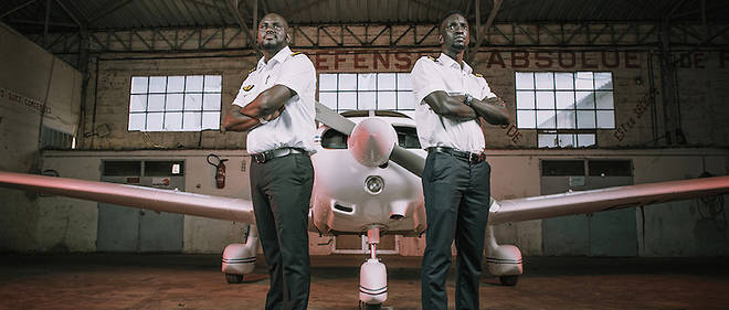 Birame Coulibaly (a gauche) et Maodo Ndiaye (a droite) posent devant leur appareil qui leur a permis de rallier Saint-Louis-du-Senegal a Lognes.