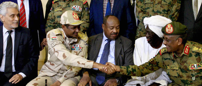L'envoye de l'Union africaine au Soudan, Mohamed al-Hacen Lebatt (a gauche), aux cotes du chef adjoint du Conseil militaire au pouvoir, le general Mohamed Hamdan Dagalo, lors d'une conference de presse a Khartoum.