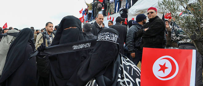 Pour des raisons securitaires, ces femmes portant le niqab ne pourront plus le faire dans les administrations.