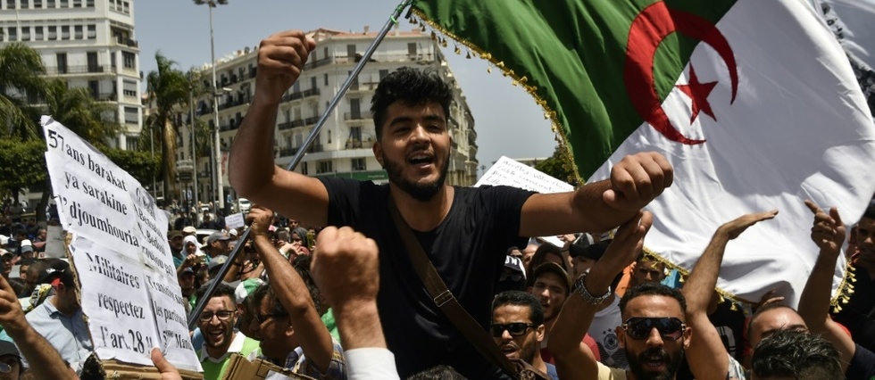 Algerie, les etudiants marchent contre le regime pour la 20e semaine consecutive