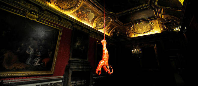 Le homard de Jeff Koons accroche au chateau de Versailles en 2008.