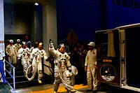 Embarquement de l'equipage d'Apollo 11 dans le bus