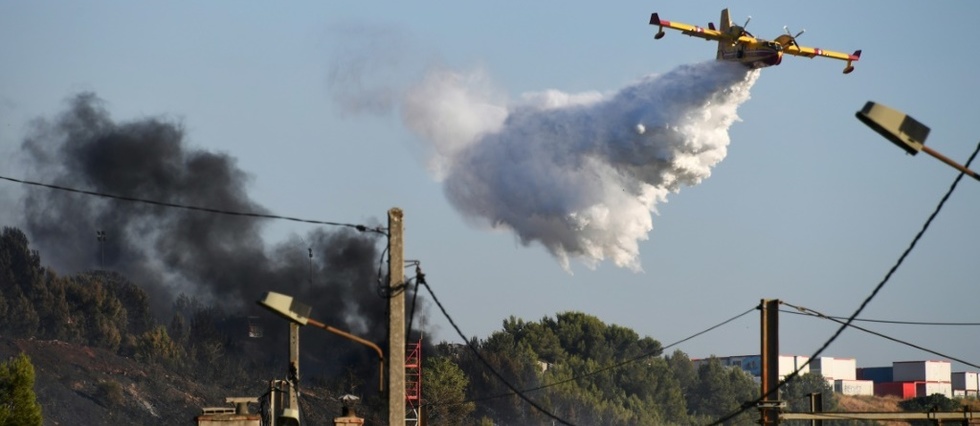 Departs de feux dans une zone industrielle pres de Marseille : 100 pompiers sur place