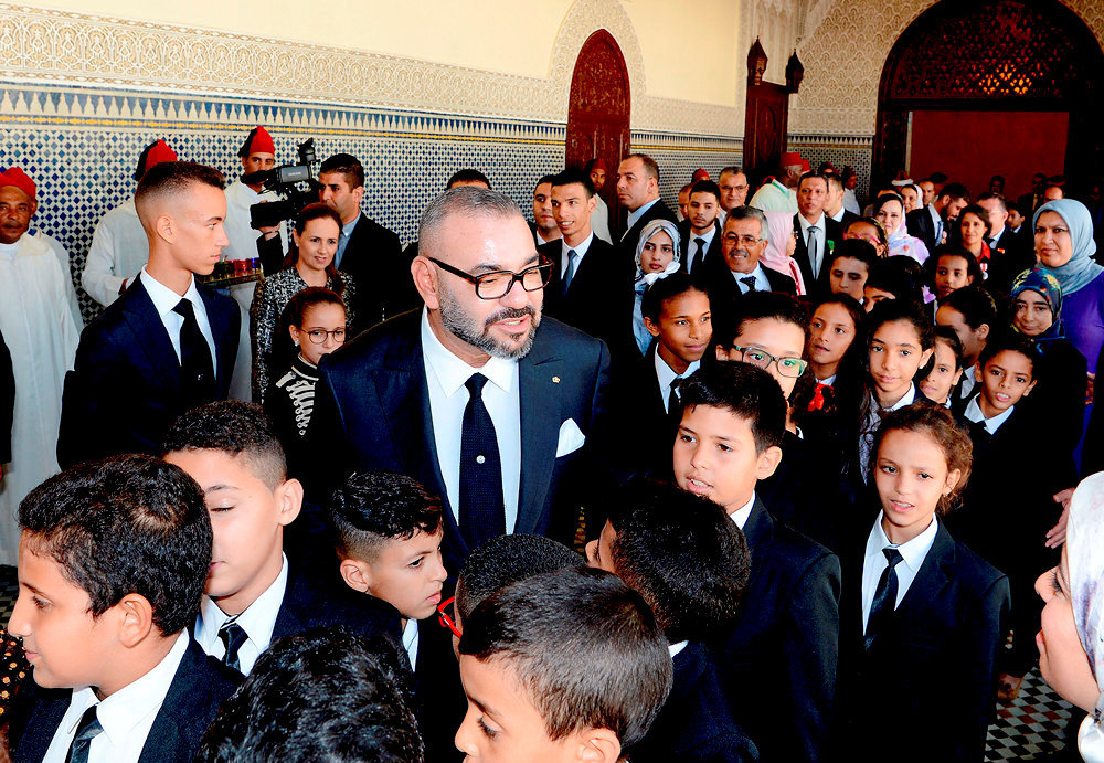 
        Ambition. Le roi Mohammed VI, accompagne du prince heritier Moulay Hassan, alors age de 15 ans (a g.), accueille de jeunes eleves au palais, a Rabat, le 17 septembre 2018, dans le cadre de son programme de modernisation de l'education.
