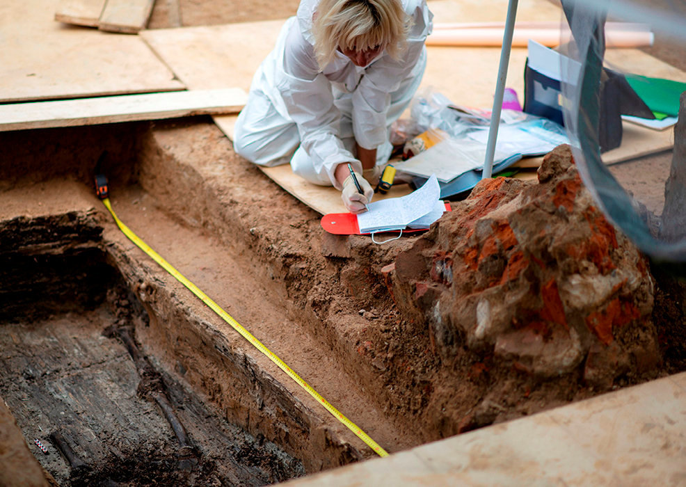 
        Squelette. Tatiana Schvedchikova, anthropologue, fait le releve des premiers ossements mis au jour dans le bastion royal, a Smolensk.