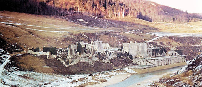 La chartreuse de Vaucluse, fondee au XIIe siecle sur les bords de l'Ain, a ete noyee en 1968, lors de la mise en eau de la centrale hydroelectrique de Vouglans (Jura). Ses ruines reapparaissent a chaque vidange decennale du barrage. 