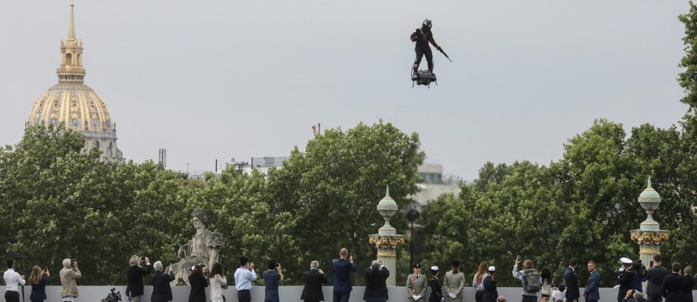 Un "homme volant" au-dessus des Champs-Elysees pour le defile du 14 juillet