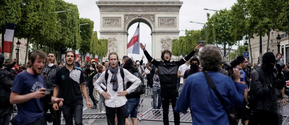 14 juillet a Paris: tensions sur les Champs-Elysees occupees par des "gilets jaunes"
