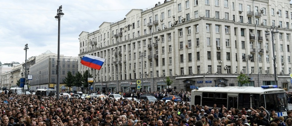 Des opposants arretes lors d'une manifestation pour des "elections justes" a Moscou