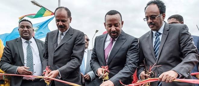 Le president de l'Erythree, Issayas Afeworki (a gauche), et le premier ministre ethiopien Abiy Ahmed a Gondar (Ethipoie) ont decide d'appliquer l'accord de Paix signe en 2000 entre leur deux pays. 