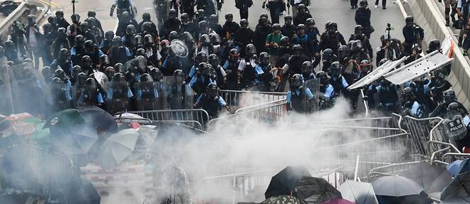 Les policiers expatries de Hong Kong cibles par la colere des manifestants