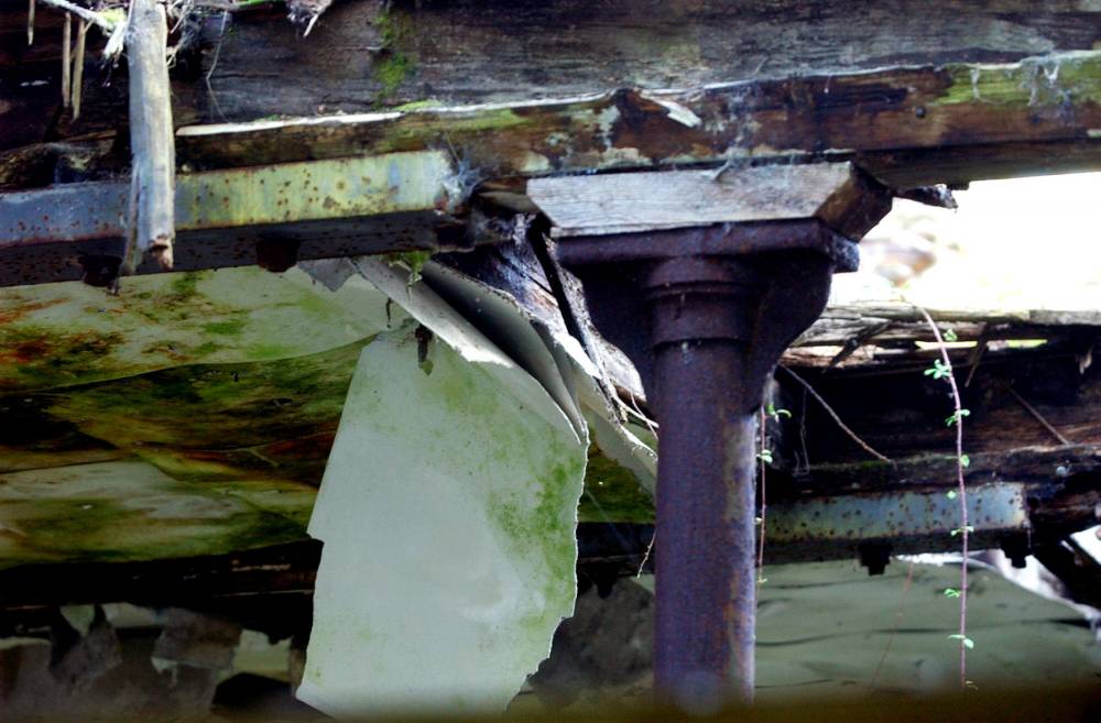 <p>Photo prise le 24 octobre 2007 à Condé-sur-Noireau, du site « le pont Caligny » de l'usine Ferodo-Valeo à l'abandon depuis 1958 duquel des plaques d'amiante tombent du plafond.</p> ©  MYCHELE DANIAU / AFP