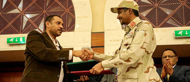 Le numero deux du Conseil militaire Mohamed Hamdan Daglo, "Hemetti", et le leader de l'Alliance pour la liberte et le changement Ahmad Al Rabiah apres la signature de la << declaration politique >>.