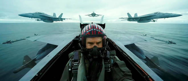 Tom Cruise n'est pas aux commandes de son F-18 sur cette photo, il est assis en place arriere d'un avion biplace.