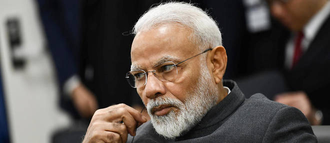 Narendra Modi est accuse d'avoir << trahi les interets >> de l'Inde par l'opposition. 