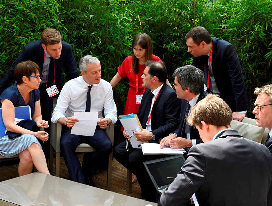 
        Collectif. Entoure de son equipe, le 17 juillet, en marge de la reunion des ministres des Finances et des gouverneurs des Banques centrales du G7, qui se tenait au Domaine de Chantilly.