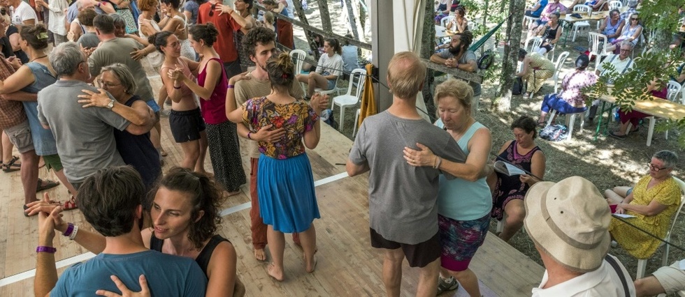 Au Grand Bal de l'Europe, la fievre de la "danse trad"