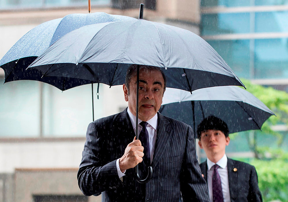 
        Gros temps. Carlos Ghosn a son arrivee au tribunal de Tokyo, le 24 juin, pour une reunion de preparation de son proces, qui ne devrait pas avoir lieu avant 2020. L'ancien dirigeant du premier groupe automobile mondial est assigne a residence au Japon.