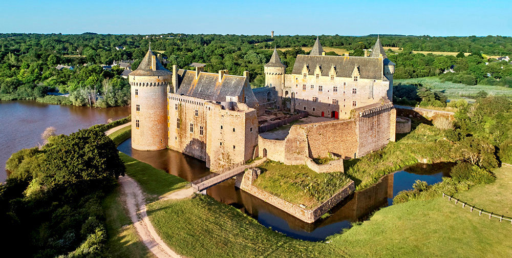 
        Histoire. Le chateau reconstitue apres un demi-siecle de restauration est celui du XVIe siecle, mais son edification remonterait au XIIIe. 