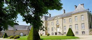   À une quinzaine de kilomètres de Vannes, un château du XVIII e  siècle de 27 pièces, dont 18 chambres, avec dépendances, pigeonnier, étable et bergerie domine 25 hectares de bois et de prairies. À vendre 1,94 M€.  