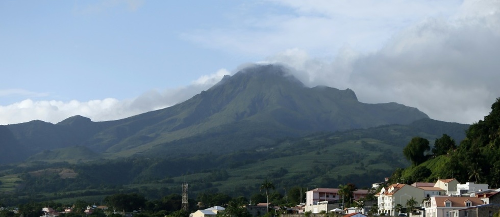 En Martinique Saint Pierre Dévastée Par La Montagne Pelée