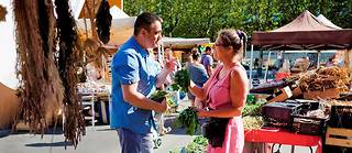  Xavier Taffart avec Christine Bouquet, qui lui vend des plantes aromatiques à l’extérieur du marché de Royan.  ©Sebastien ORTOLA/REA
