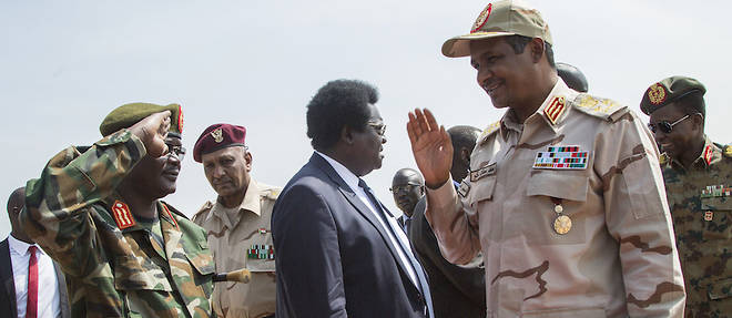 Le chef adjoint du Conseil militaire du Soudan, Mohamed Hamdan Dagalo, est accueilli a l'aeroport international de Juba a son arrivee de Khartoum le 27 juillet 2019. 