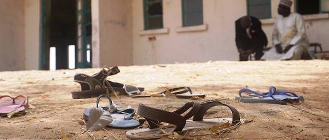 Des sandales de jeunes filles sont eparpillees devant l'universite technique et scientifique pour filles, Dapchi, Nigeria, 22 fevrier 2018, apres un rapt et raid d'un groupe dirige par Boko Haram. 