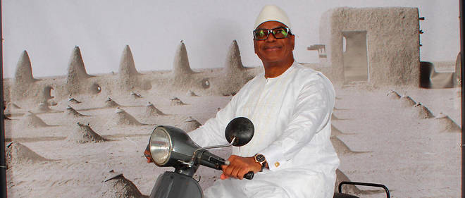 Le president du Mali prend la pose, dans un studio monte en hommage a Malick Sidibe.