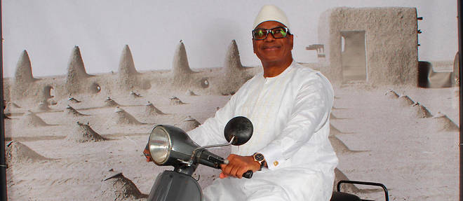 Le president du Mali prend la pose, dans un studio monte en hommage a Malick Sidibe.