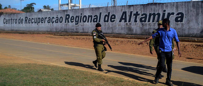 Des gardes font une ronde autour de la prison d'Altamira, au nord du Bresil, alors qu'une mutinerie est en cours dans l'etablissement penitentiaire, lundi 29 juillet.