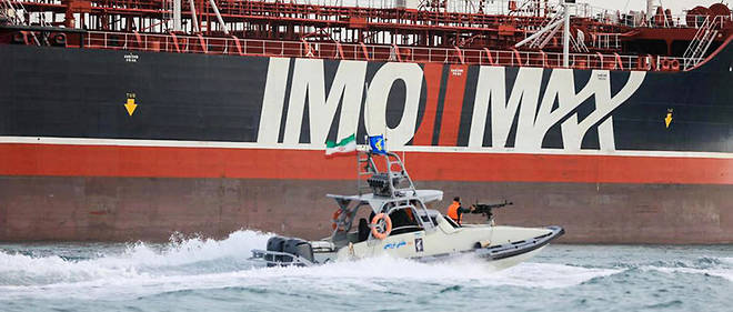 Un navire des Gardiens de la revolution iraniens arraisonne le tanker britannique << Stena Impero >>, le 22 juillet 2019 a proximite du detroit d'Ormuz. Images diffusees par la television d'Etat iranienne.