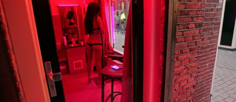 Les prostituees d'Amsterdam contre un baisser de rideau du Quartier rouge