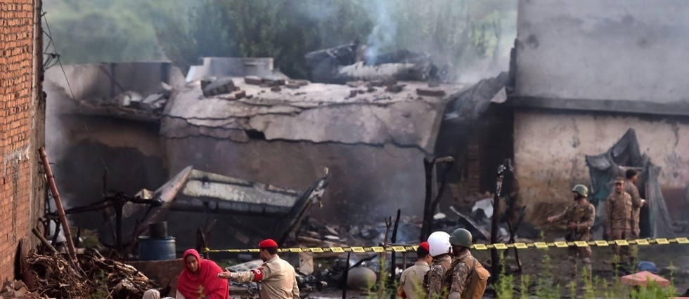 Pakistan: un avion militaire s'ecrase en zone habitee, 18 morts au moins