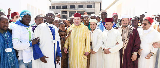 Le roi du Maroc Mohammed VI pose en compagnie d'etudiants a Rabat en mars 2015. 