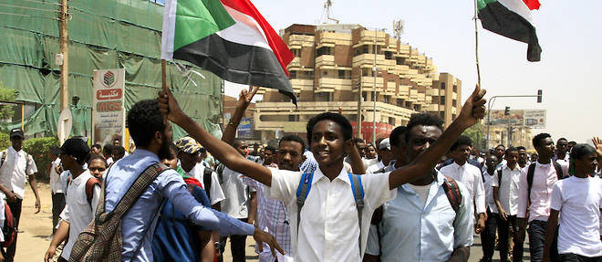 Cartables sur le dos et drapeau soudanais dans les mains, des centaines de lyceens et etudiants ont manifeste mardi dans les rues de Khartoum pour denoncer la mort de cinq de leurs camarades dans une ville du centre du pays.
 