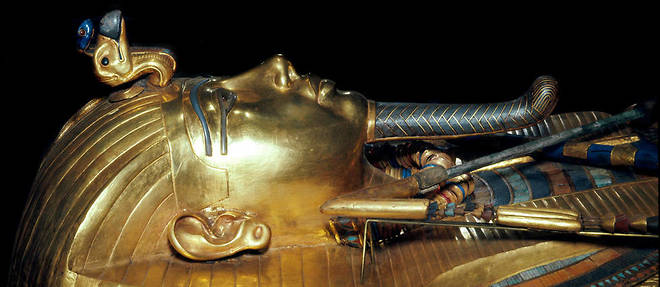 Le sarcophage en bois, dore a l'exterieur, mesure 2,23 m et est  decore d'un portrait du jeune roi portant les symboles pharaoniques.