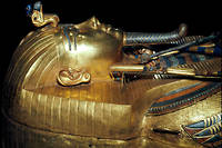 L'&Eacute;gypte pr&eacute;sente un sarcophage de Tout&acirc;nkhamon en restauration