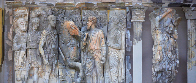 Frise en ivoire relatant les guerres de l'empereur Trajan (53-117) contre les Parthes / Musee de Selcucke (pres d'Ephese) / Turquie
