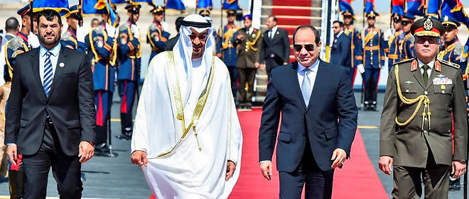 A l'image de l'Egypte dont le president Abdel Fattah al-Sisi accueille ici le prince heritier Sheikh Mohamed bin Zayed Al-Nahyan, a l'aeroport de Borg el-Arab le 27 mars 2019, de plus en plus de pays africains interessent les Emirats arabes unis.