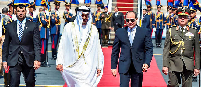 A l'image de l'Egypte dont le president Abdel Fattah al-Sisi accueille ici le prince heritier Sheikh Mohamed bin Zayed Al-Nahyan, a l'aeroport de Borg el-Arab le 27 mars 2019, de plus en plus de pays africains interessent les Emirats arabes unis.